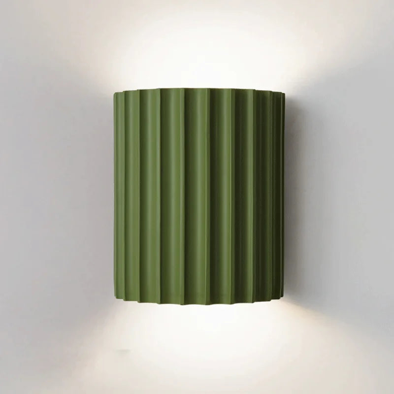 Kunstnerisk moderne vegglampe, perfekt som designlampe i stuen. Unik harpiksdetalj.
