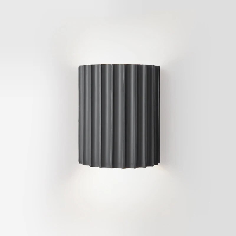 Stilren vegglampe for moderne interiør i stue/soverom. LED-belysning med kunstnerisk preg.