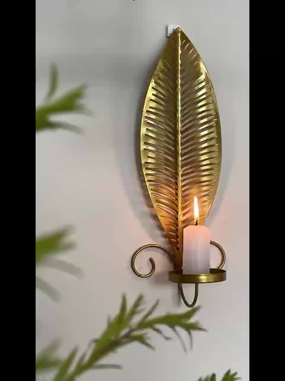 Vegglampe i bladdesign, tilgjengelig i gull eller svart, for et moderne og elegant interiør.