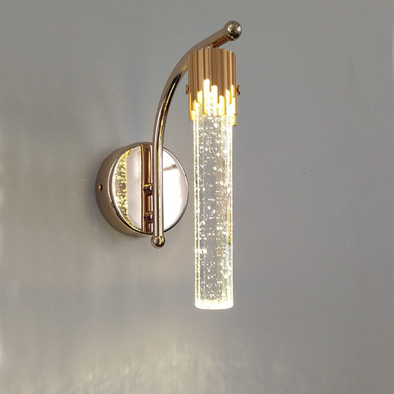 Elegant vegglampe i krystall som skaper stemningsfull LED-belysning i en moderne stue.