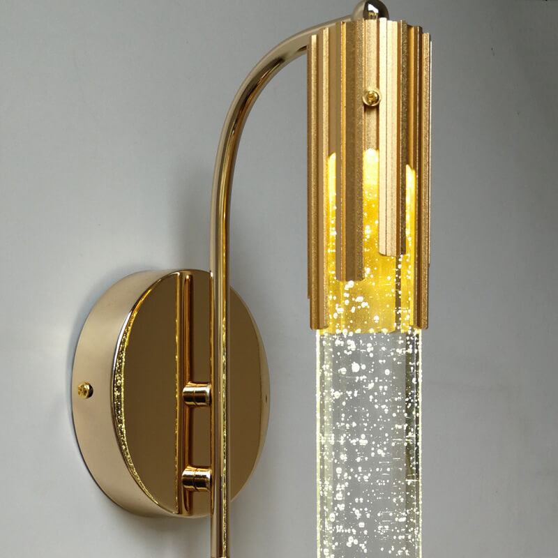 Dekorativ krystall vegglampe, ideell som moderne soveromsbelysning med mykt LED-lys.