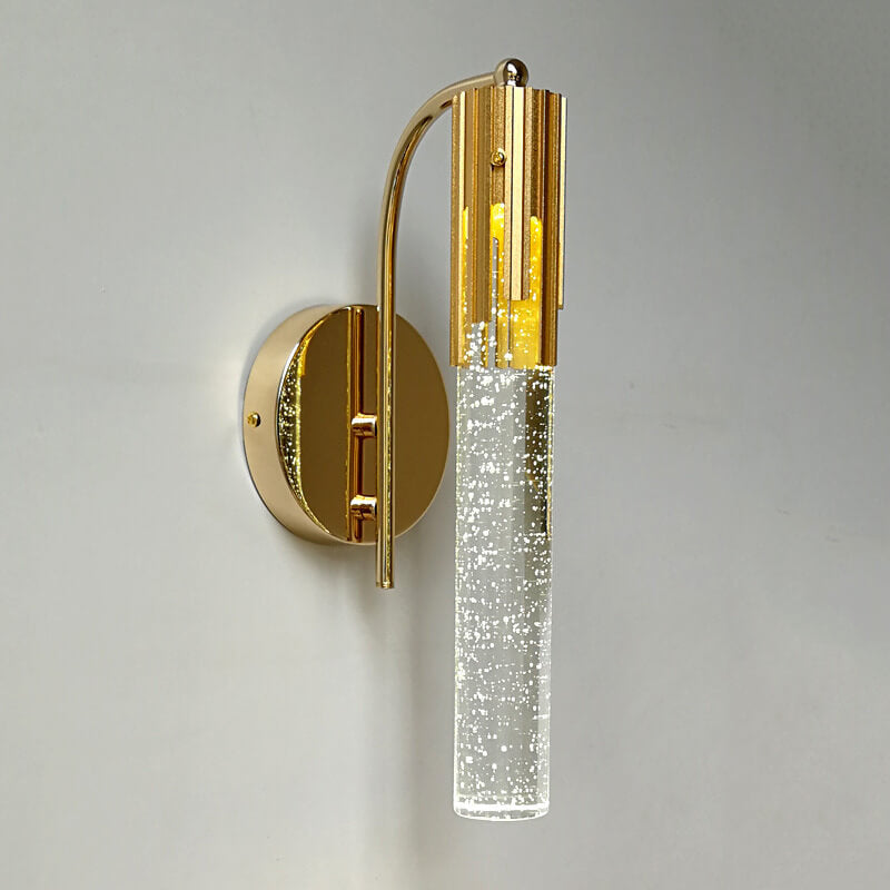 Komplett bilde av en moderne og elegant vegglampe med krystall, perfekt for all type hjemmeinnredning.