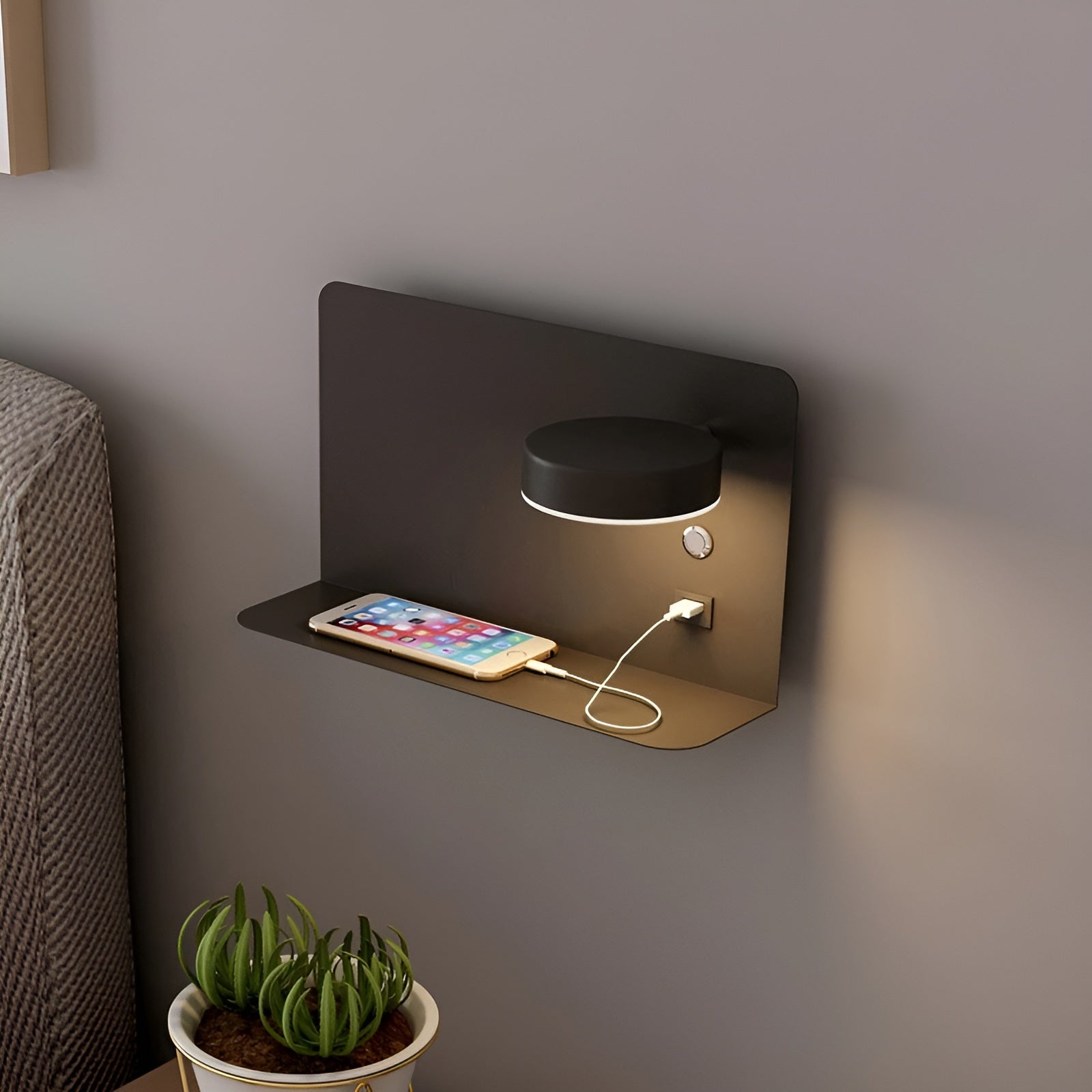 Svart, kompakt vegglampe/leselampe med USB-port. Ideell nattlampe for moderne interiør i soverom.