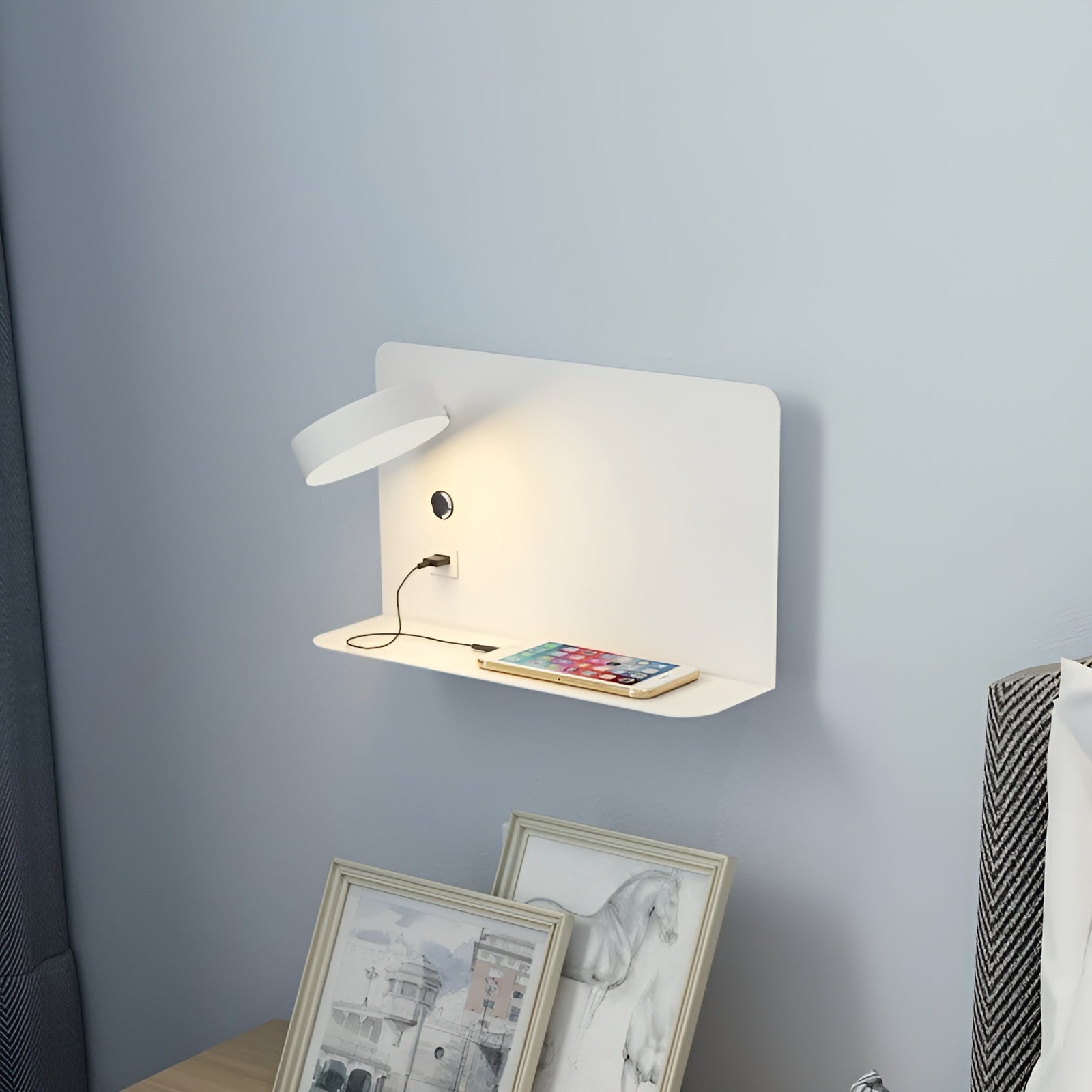 Hvit, moderne vegglampe med USB-lader og bryter. Perfekt som leselampe eller nattlampe i stue/soverom.