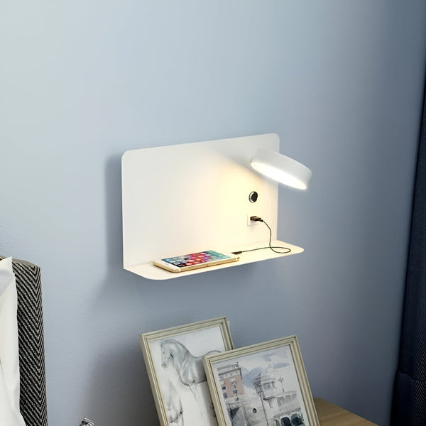 Svart, smart vegglampe med USB-lader og bryter. Optimal som leselampe eller nattlampe på soverommet.