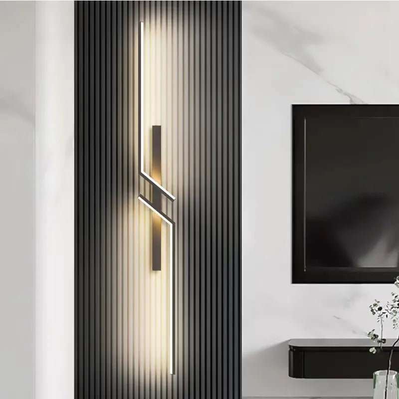 Detalj av moderne LED vegglampe som skaper kunstneriske og unike lyseffekter på veggen. Ideell for interiørdesign.