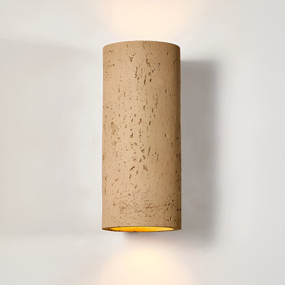Vegglampe med kraftig opp-og-ned lys. Kunstnerisk effekt for en moderne og innbydende atmosfære.