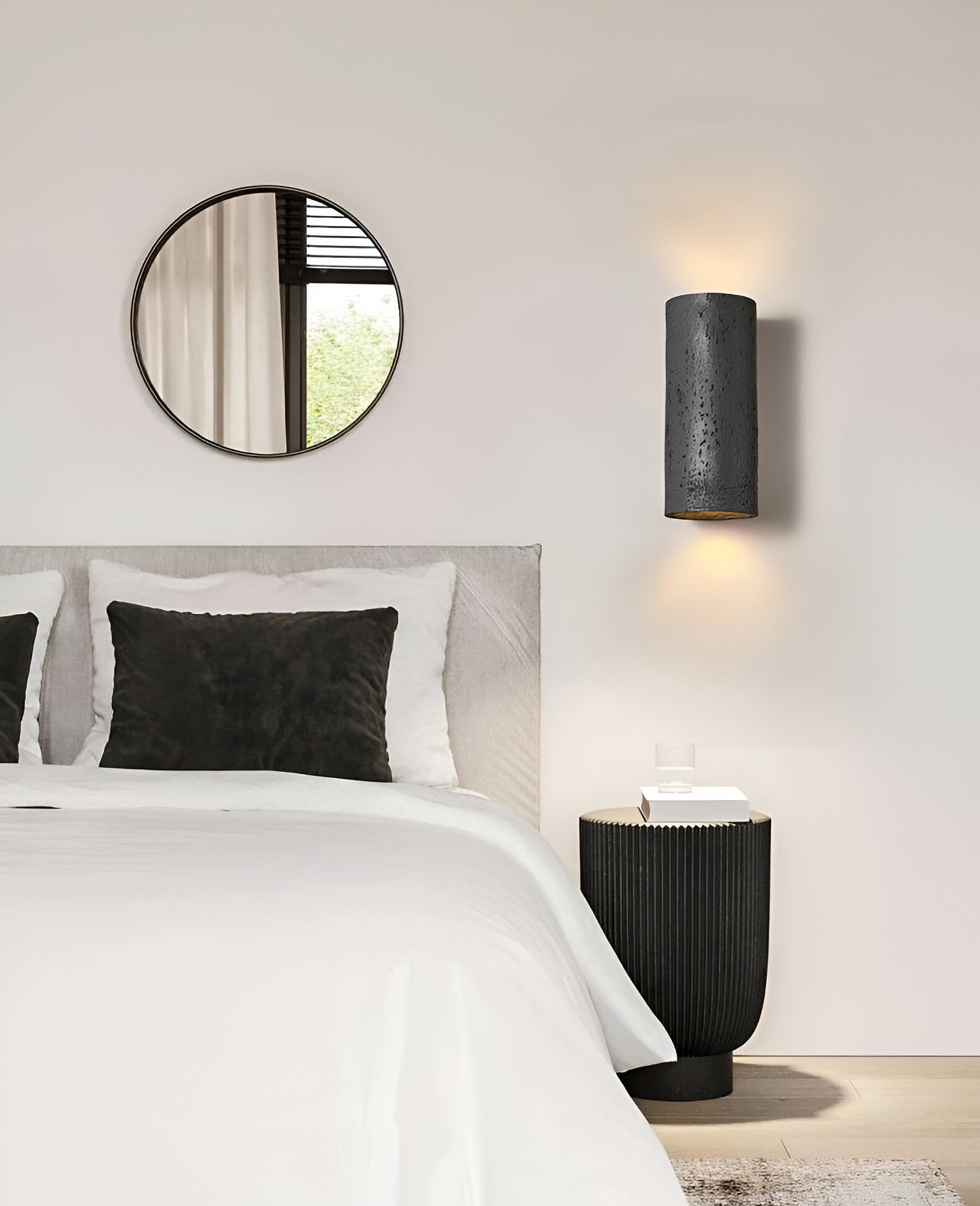 LED vegglampe med moderne opp-og-ned lys. Ideell for dekorativ innendørs belysning i ethvert rom.