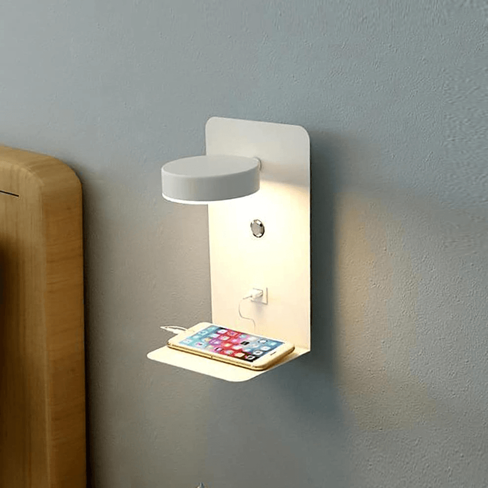 Elegant vegglampe med justerbart lys og innebygd ladestasjon. Ideell for moderne interiør og belysning.
