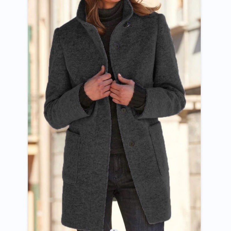 Schwarze Damen Winterjacke, modernes Design, langer Ärmel mit Knöpfen, ideal für den Winter