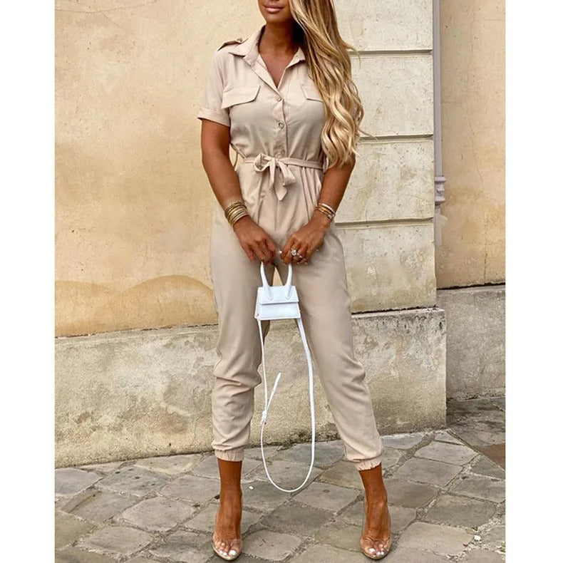 Komfortabel jumpsuit med belte for kvinner, ideell for fritidsbruk.