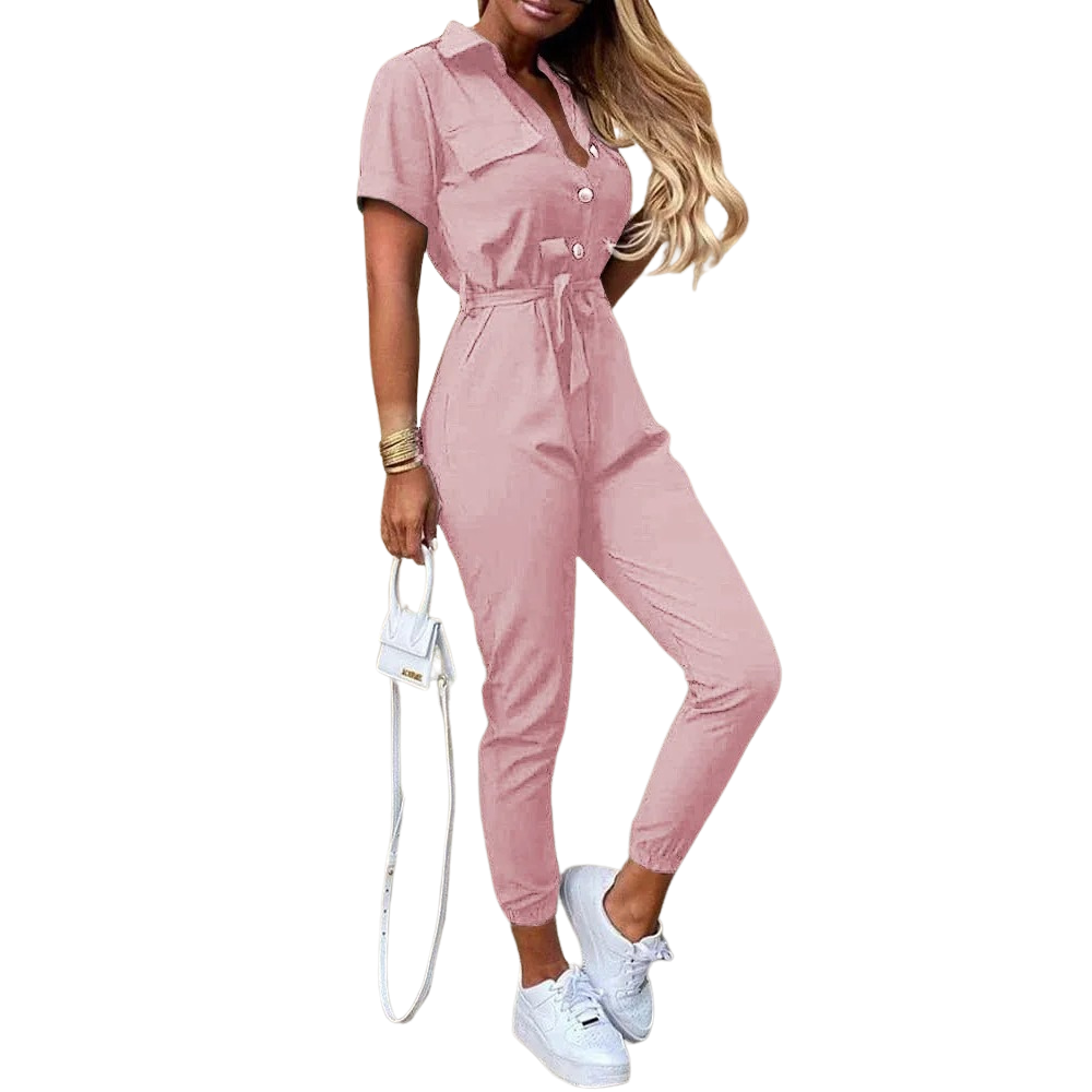 Moteriktig monokromatisk jumpsuit med belte, fremhever midjen.