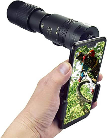 Ergonomisk monokulært teleskop holdt i hånden, klar for komfortabel og langvarig observasjon.