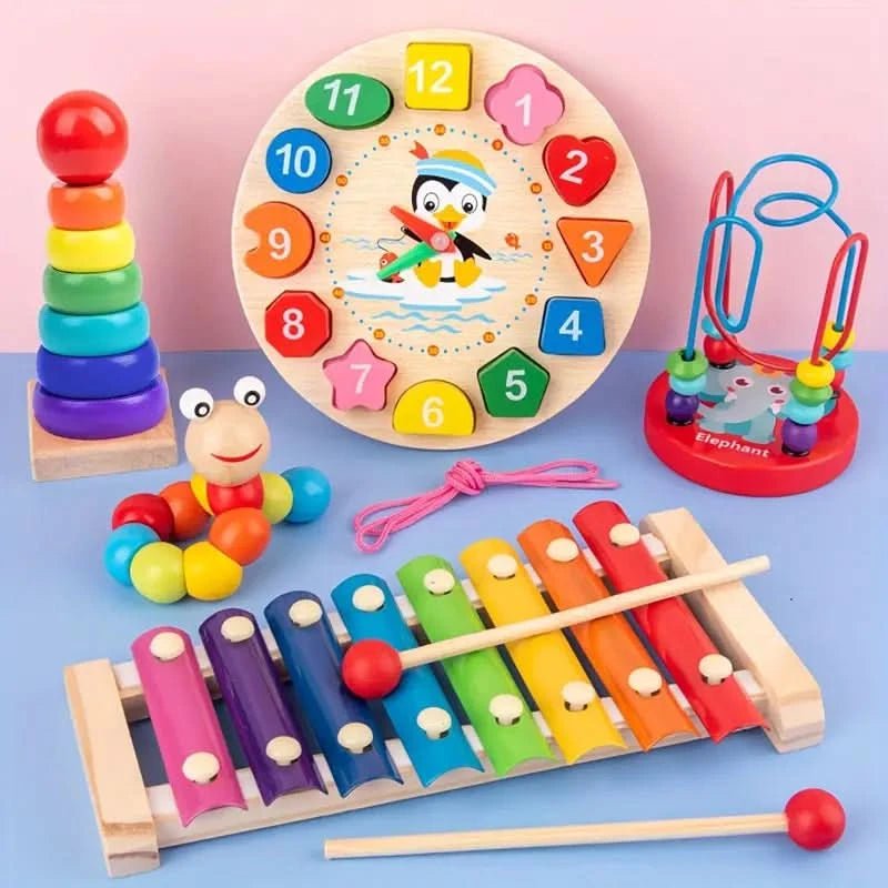 Baby utforsker Montessori 5-i-1 treleke. Fremmer finmotorikk, logisk tenkning og sensorisk læring.