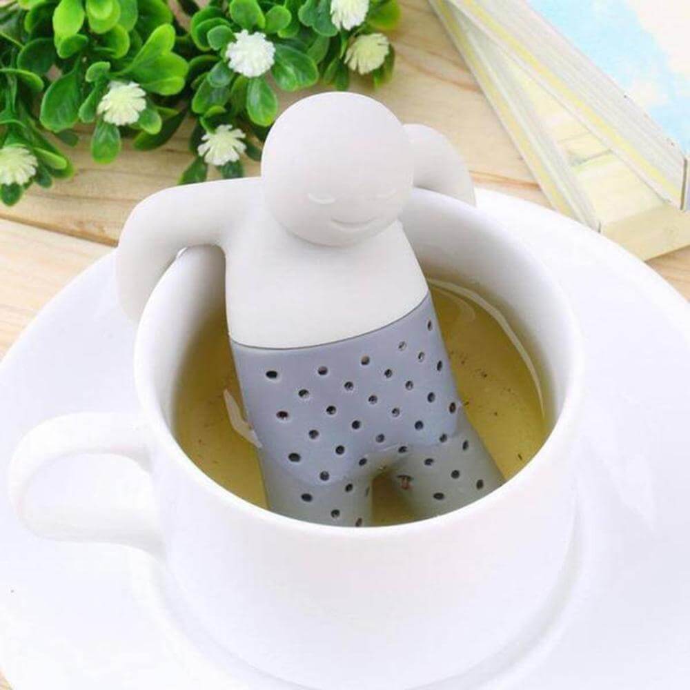 Nærbilde av en morsom silikon teinfuser klar for å brygge din favoritt løsbladste.