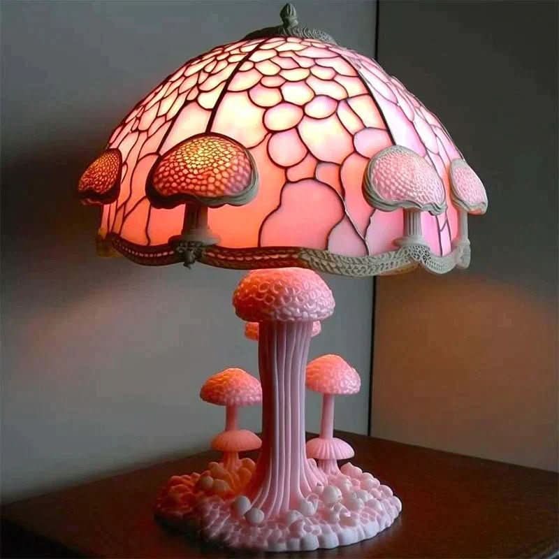 Håndlaget mosaikklampe med mønster, gir varmt, fargerikt lys. Ideell for stemningsfull hjemmebelysning.