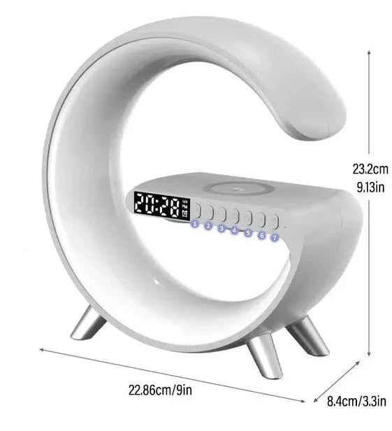 Alt-i-ett nattbordslampe: stemningslys, trådløs lader, Bluetooth-høyttaler og vekkerklokke for soverommet.