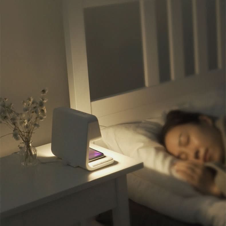 Berøringsstyrt smartlampe med integrert vekkerklokke og trådløs ladefunksjon for mobilen.