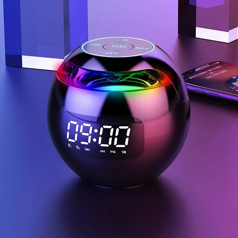 Elegant trådløs Bluetooth høyttaler vekkerklokke med nattlampe, perfekt for moderne soverom.