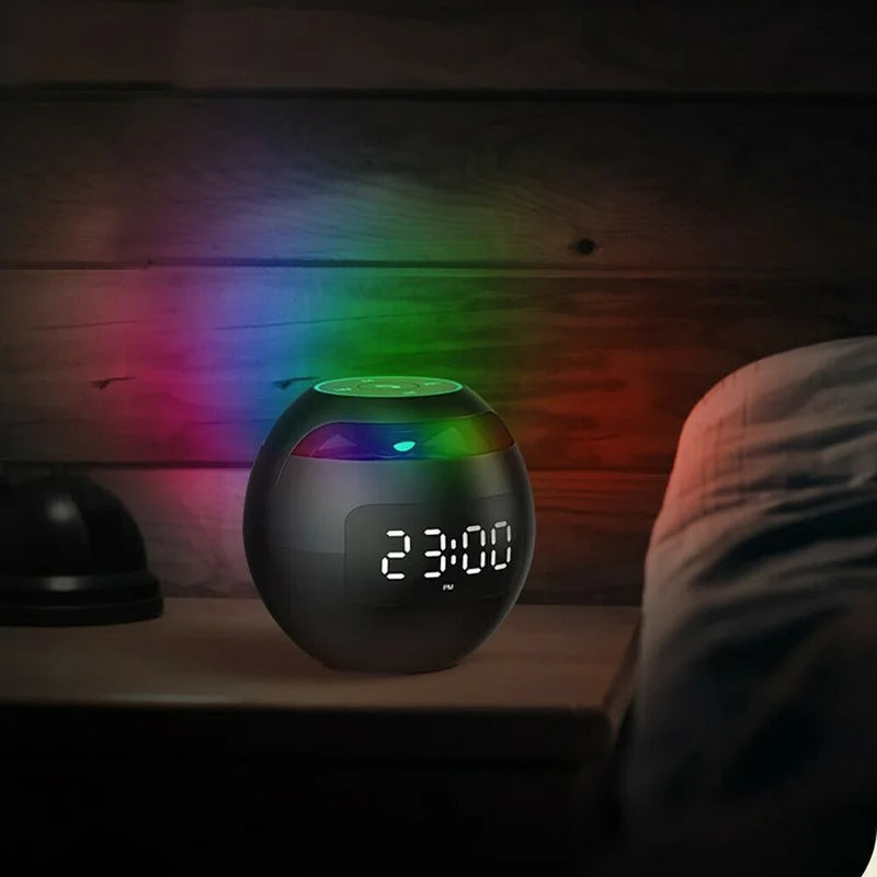 Kompakt vekkerklokke med trådløs Bluetooth høyttaler og fargerikt LED-lys for stue og kontor.