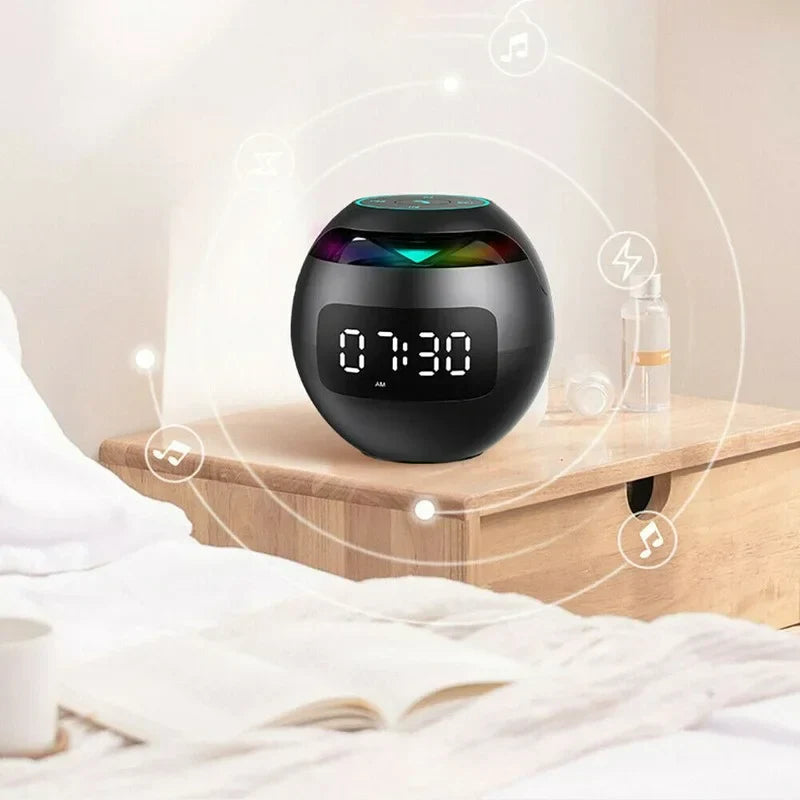 Moderne smartklokke med Bluetooth høyttaler, vekkerklokke og dimbar LED-nattlampe.