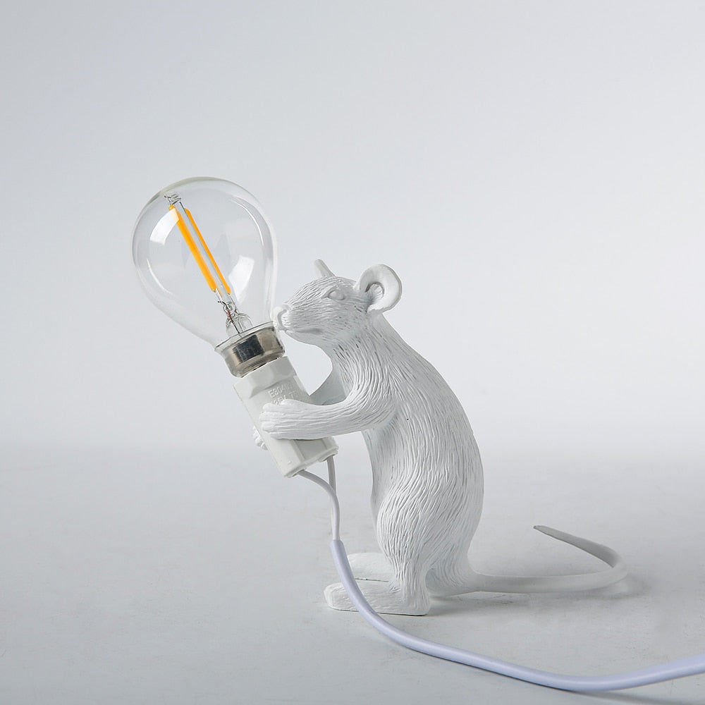 Muselampe bordlampe i harpiks, sjarmerende dyredesign for unik hjemmedekor og koselig belysning.