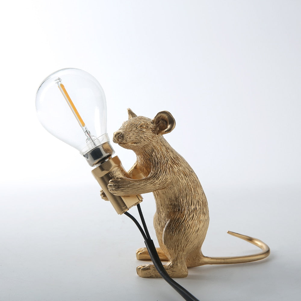 Liten muselampe, kompakt dyredesign bordlampe perfekt for nattbord, hyller eller skrivebord.