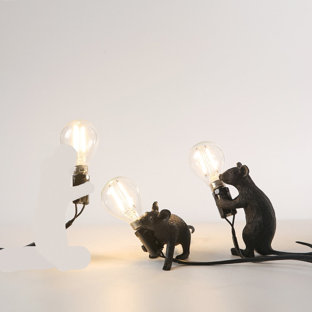 Moderne muselampe, minimalistisk design med et lekent preg, en unik dekorlampe.