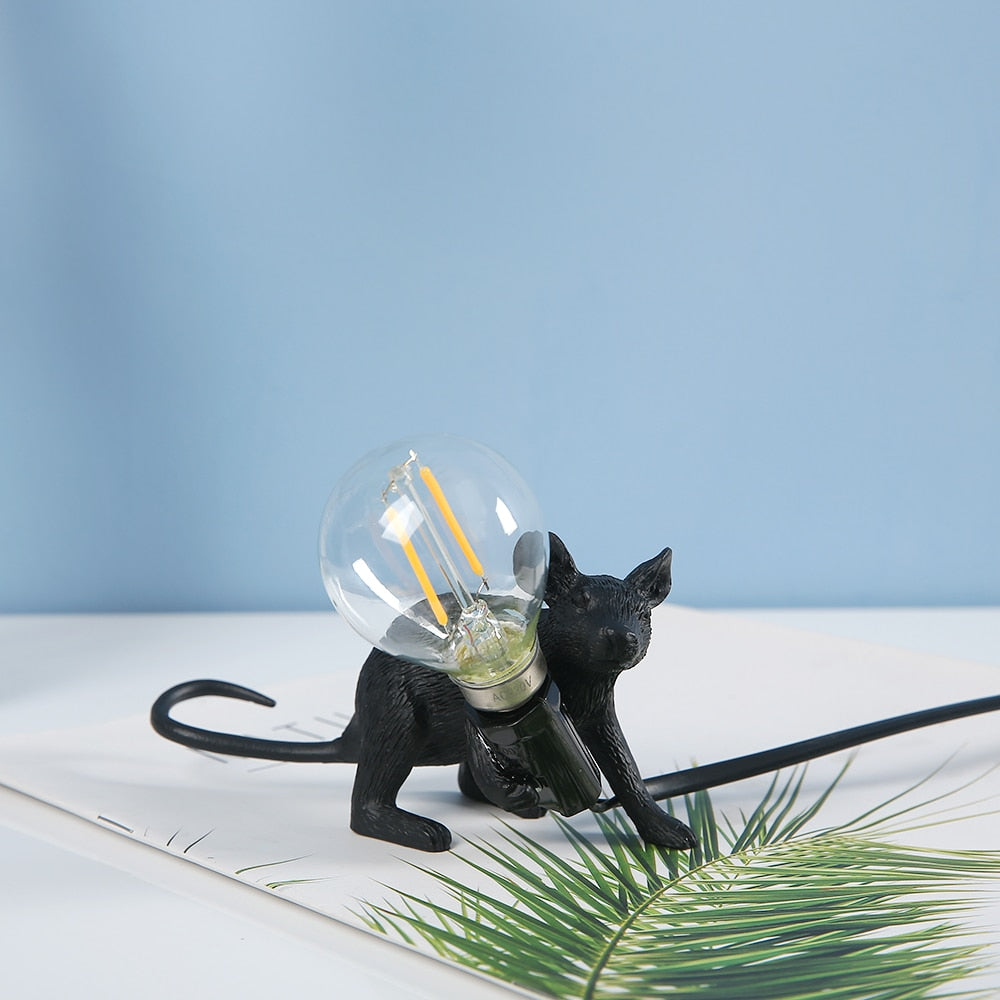 Muselampe med stoffledning, en detaljert bordlampe for et komplett og sjarmerende uttrykk.