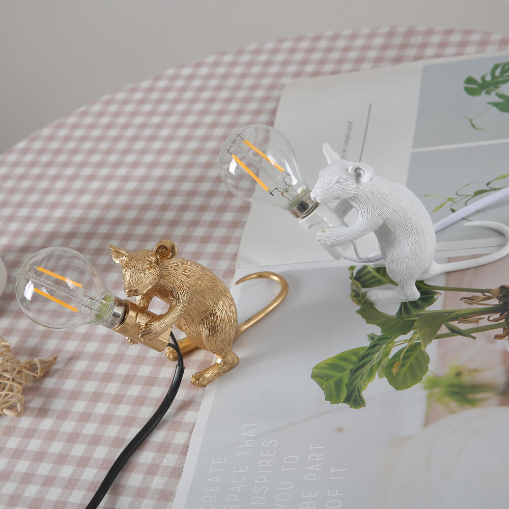 Sjarmerende bordlampe i harpiks med musedetaljer, perfekt gave og interiørdetalj.