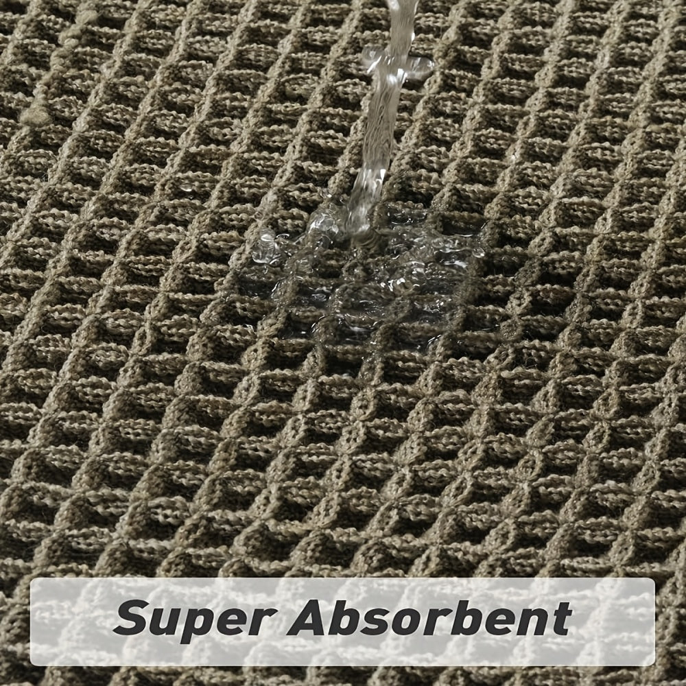 Komfortabel polyester badematte med vaffeldesign. Myk, absorberende og maskinvaskbar for enkel rengjøring.