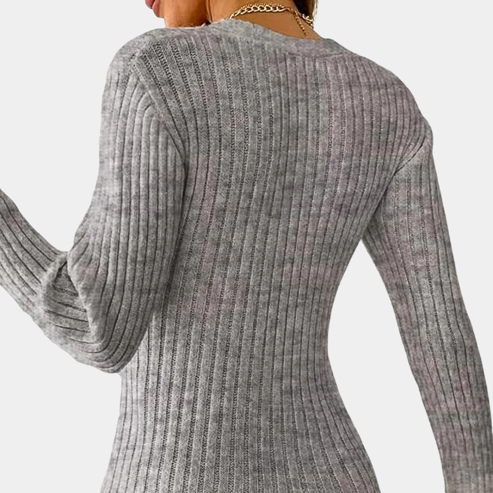 Trendy og komfortabel damegenser med v-hals. Myk strikk og unik kryssdetalj.