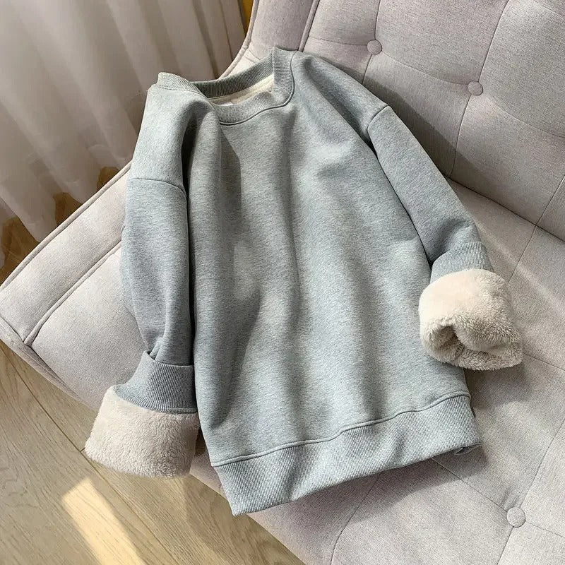Komfortabel rund hals genser i myk fleece, designet for optimal varme til kvinner.