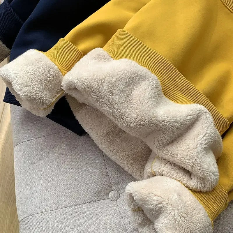 Avslappet kvinnegenser med rund hals og fleece, ideell for koselige stunder hjemme.