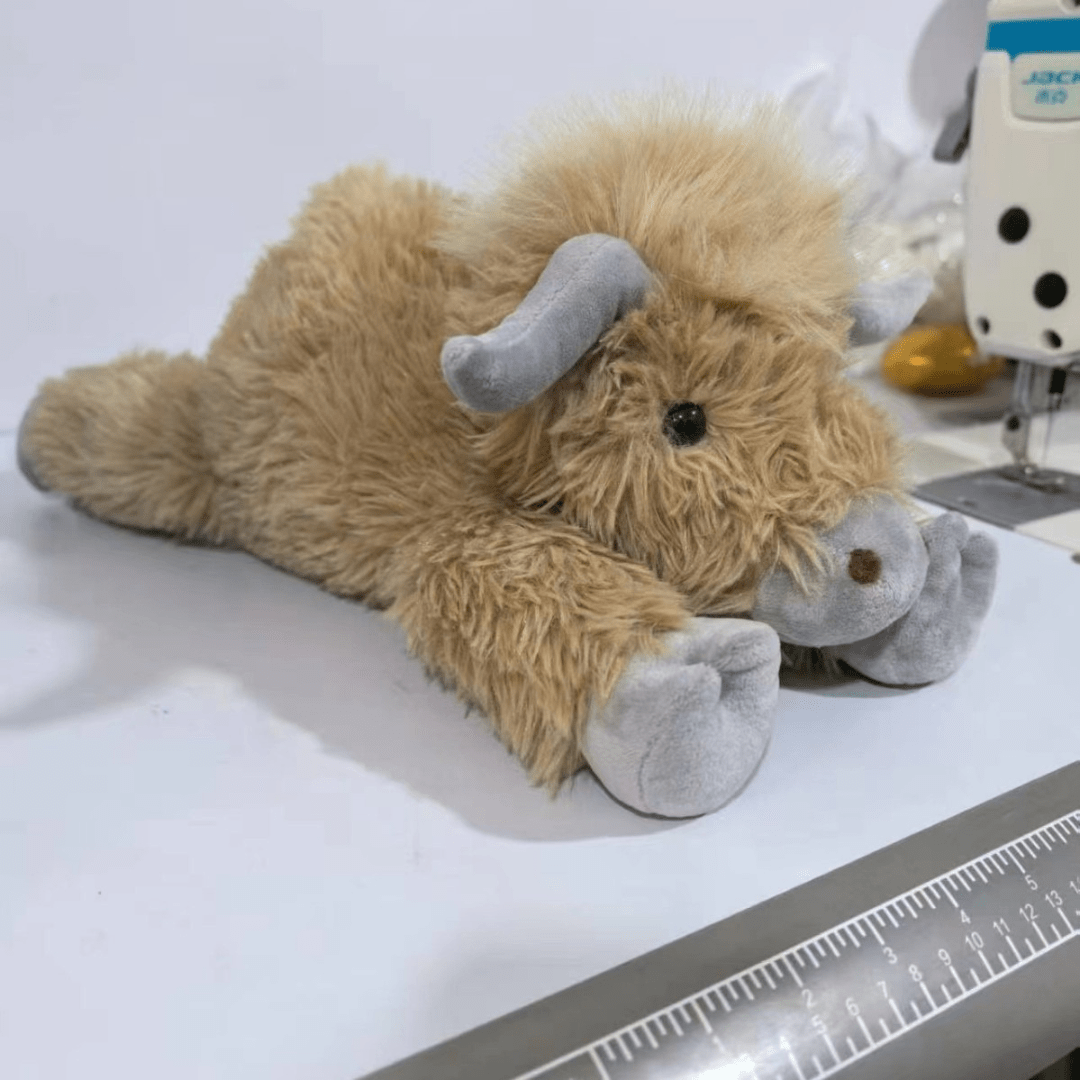 Dekorativ highland cattle kosedyr i plysj for et koselig barnerom.