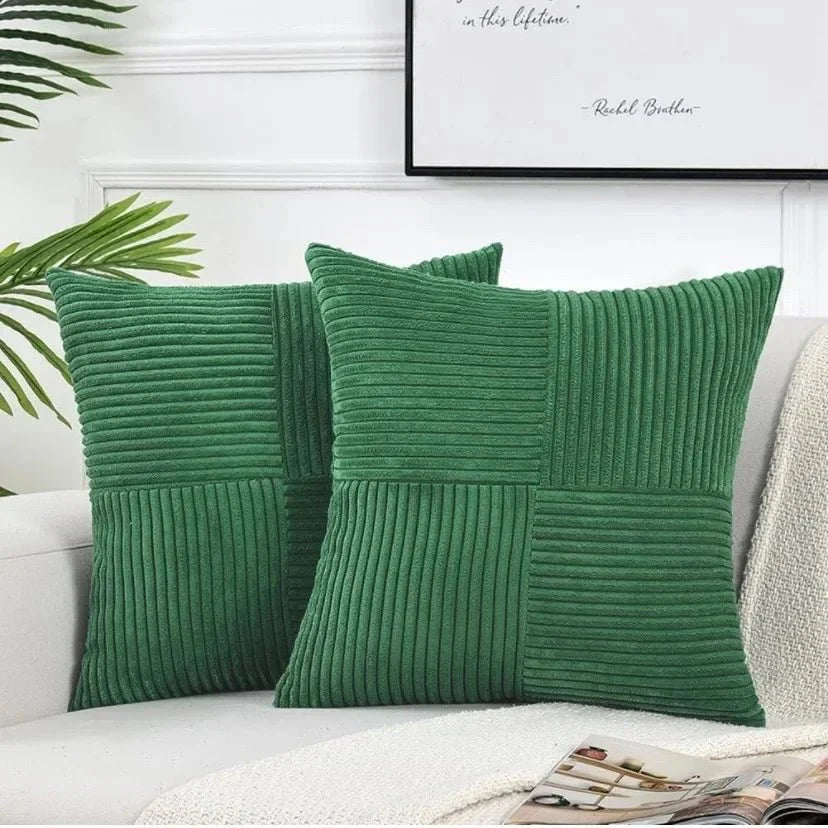 Stilige kordfløyel kasteputer på en sofa. Perfekt interiør for moderne stue.