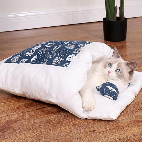 Luksuriøs, myk katteseng i sovepose-design; gir ultimat komfort for katten.