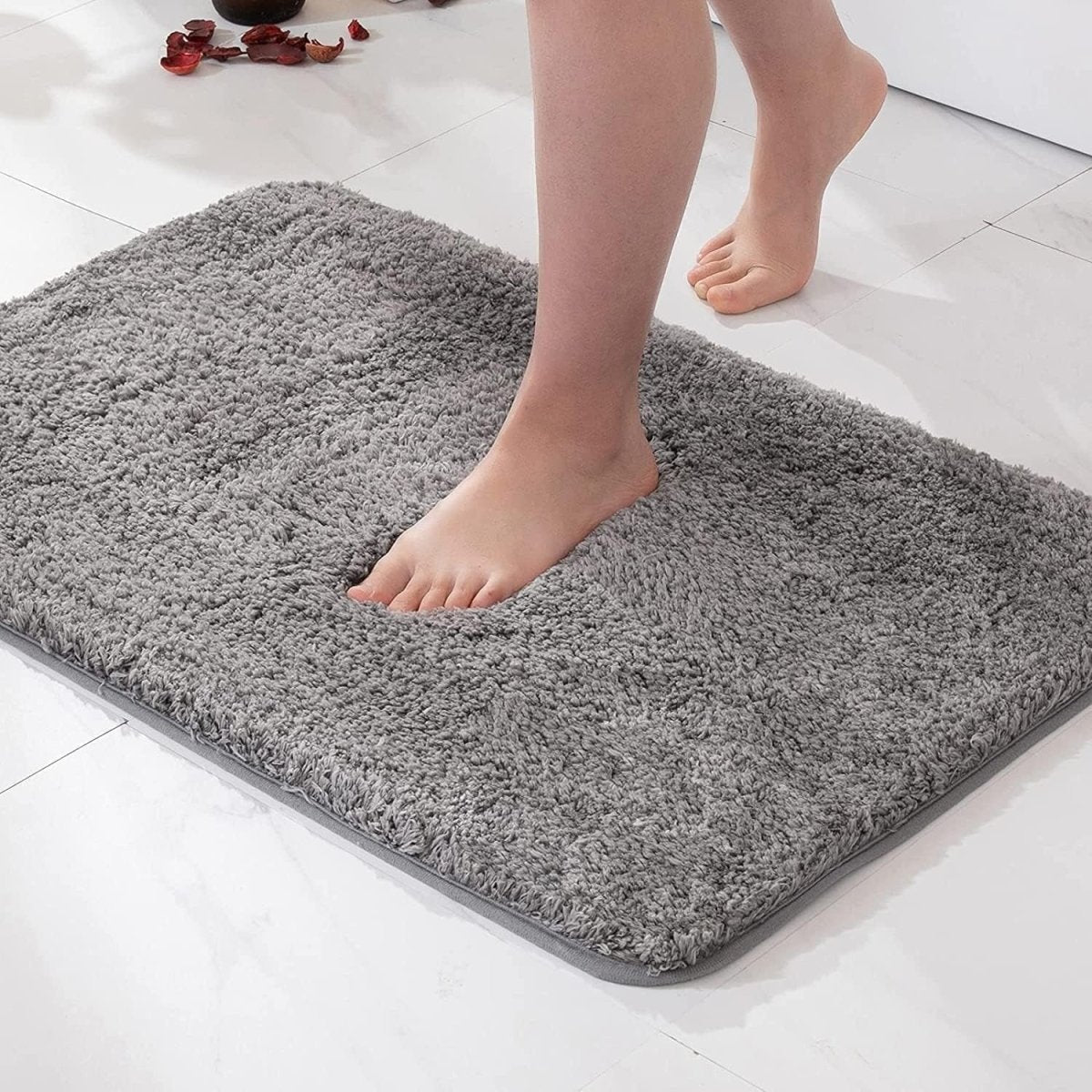Absorberende baderomsmatte, hurtigtørkende mikrofiber for et tørt og rent baderom. Vaskbar.