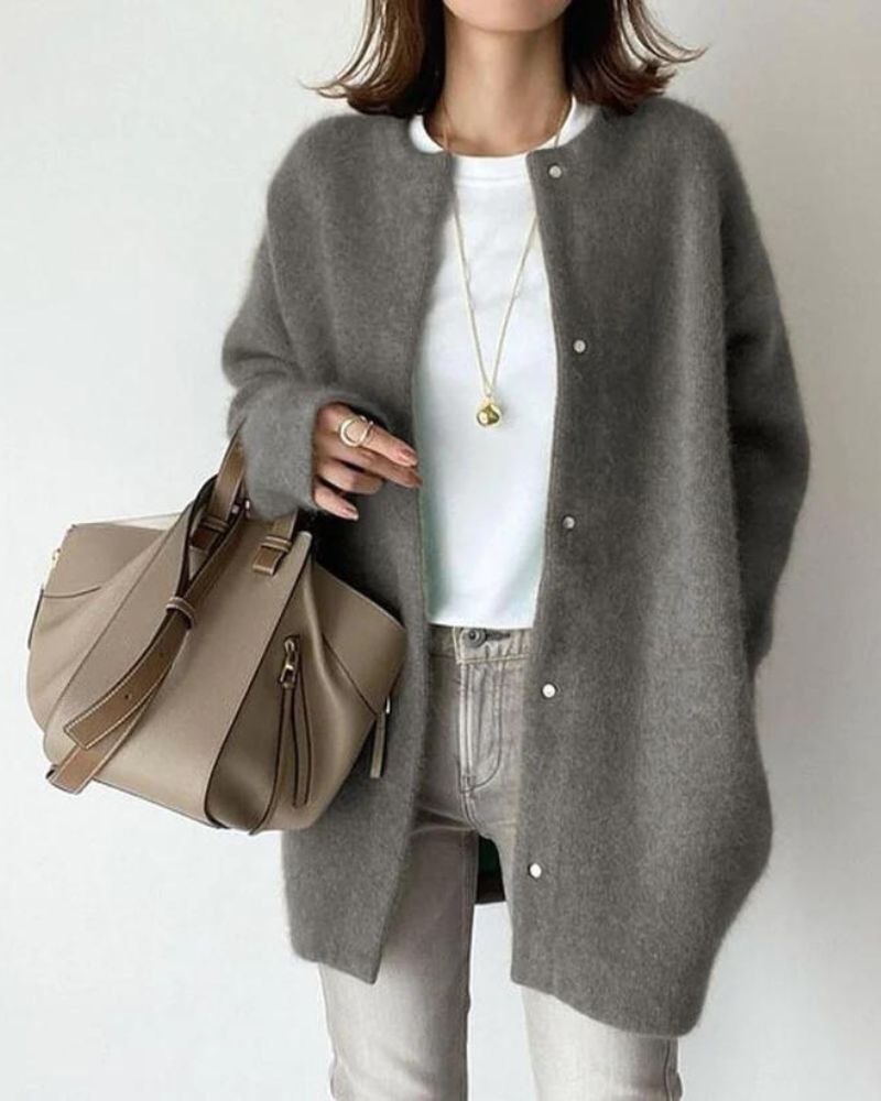 Trendy damejakke i strikk som passer moderne mote. En allround genser for stilbevisste kvinner.