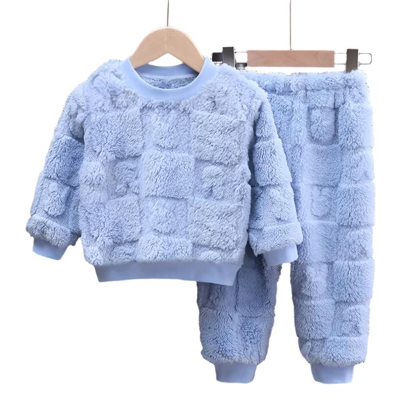 Varm flanellpyjamas for barn. Koselig nattøy til vinterhalvåret.