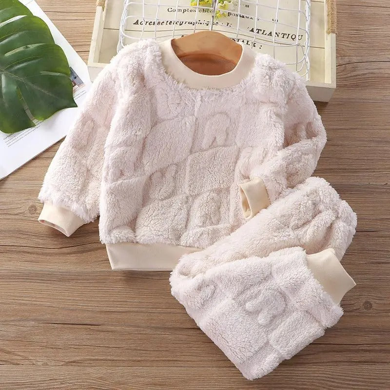 Koselig vinterpyjamas i myk flanell. Ideelt barneklær for kalde kvelder.