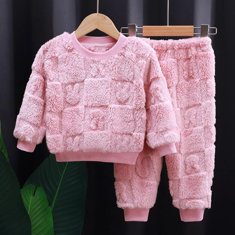 Vinterpyjamas i flanell for barn. Komplett nattøysett for komfort og varme.