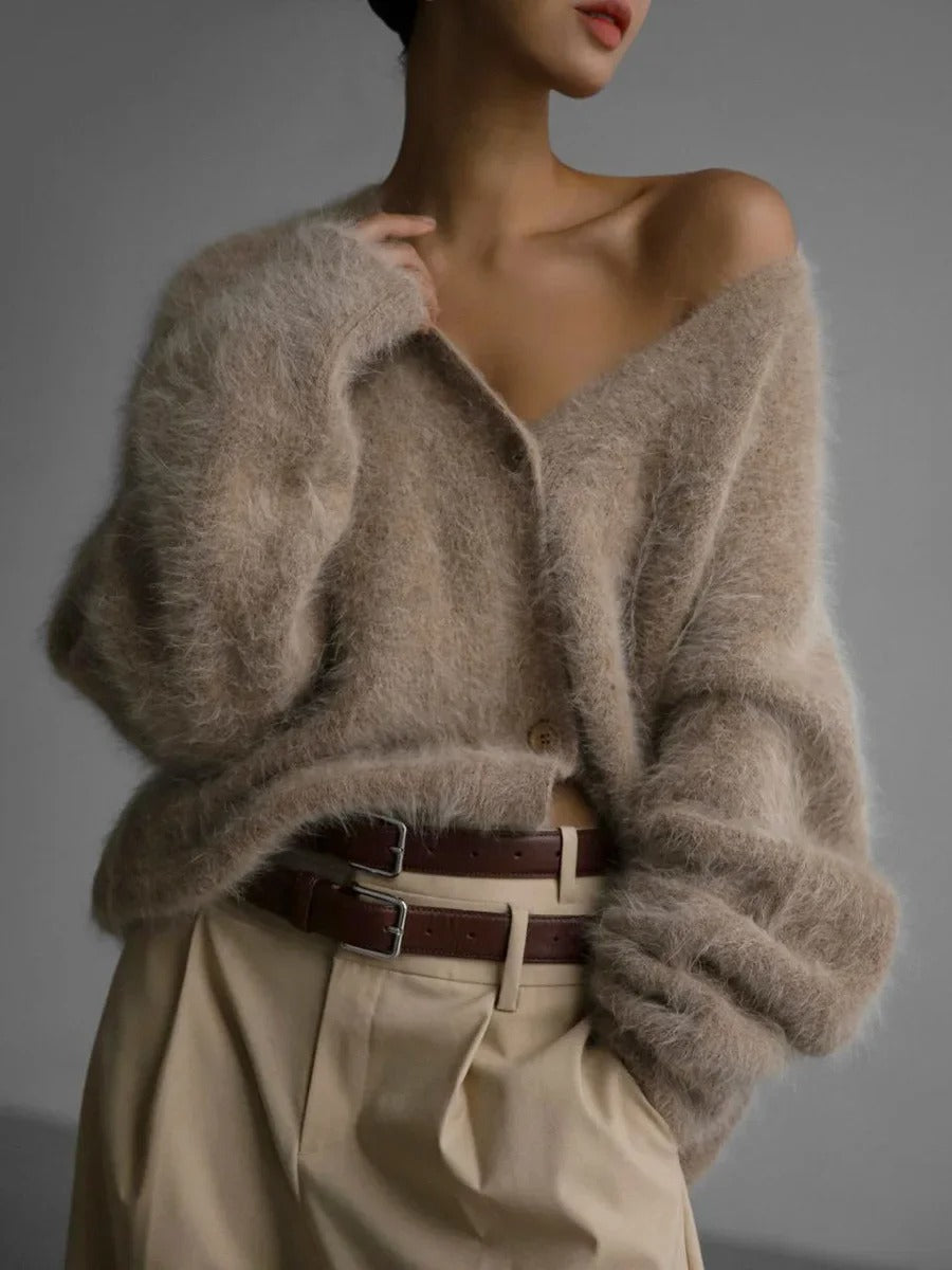 Lett og myk strikket cardigan for dame, perfekt over en topp eller bluse som et varmende lag.