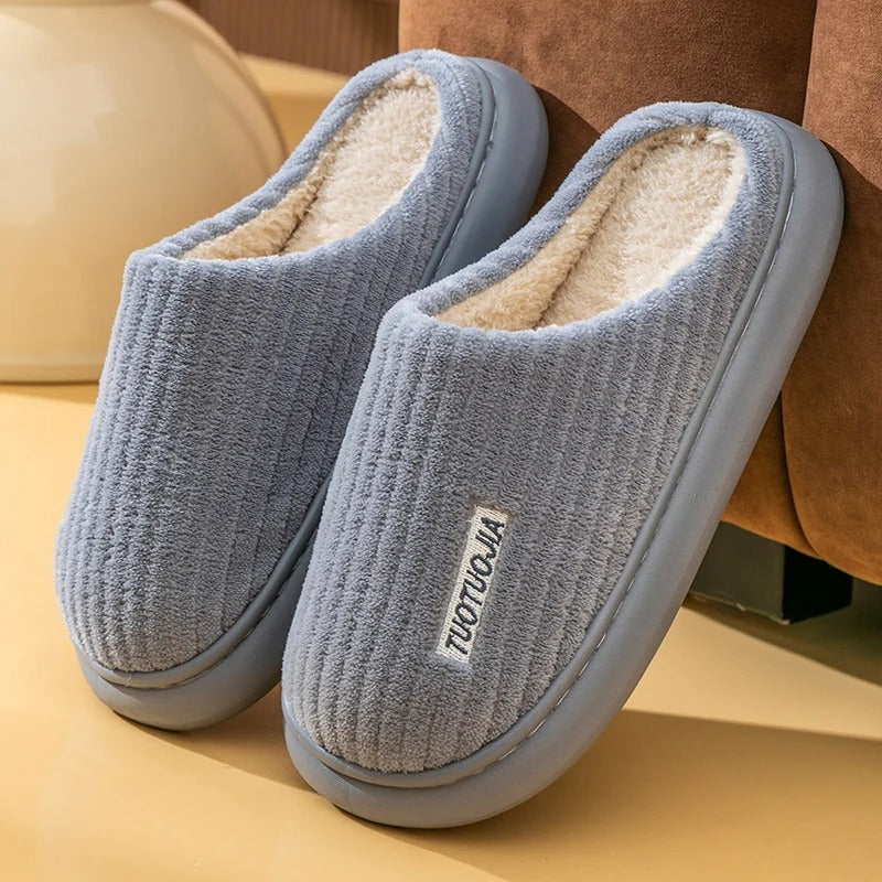 Avslappende dame tøfler i myk plysj, med adaptiv memory foam såle.
