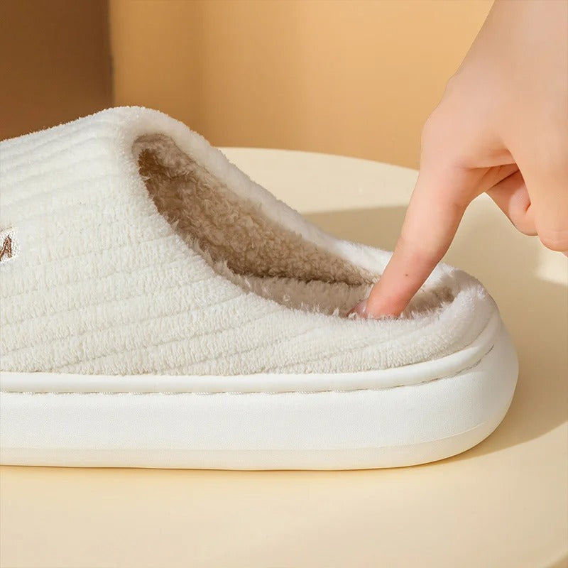 Koselige dame tøfler med plysjoverflate og memory foam for perfekt passform.