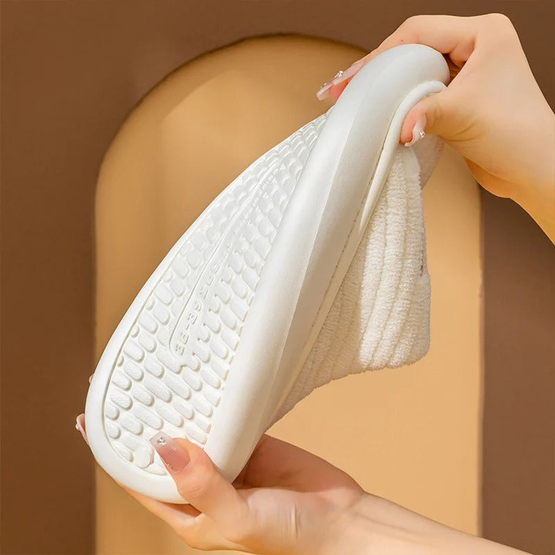 Gaveide: Fluffy dame tøfler med memory foam, perfekt for kalde dager.