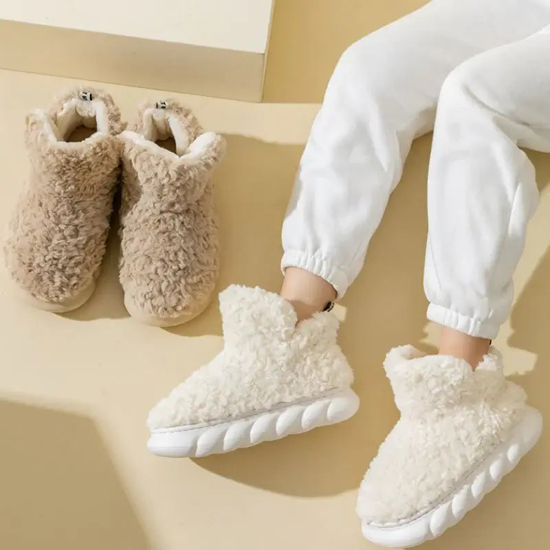 Myke unisex hjemmesko i fleece, ideelle for å holde føttene varme på kalde gulv gjennom vinteren.
