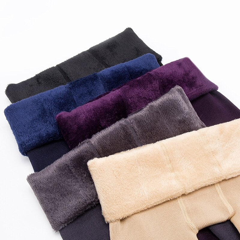Nærbilde av tykt, mykt stoff på varme vinter leggings, som sikrer god komfort og termisk beskyttelse.