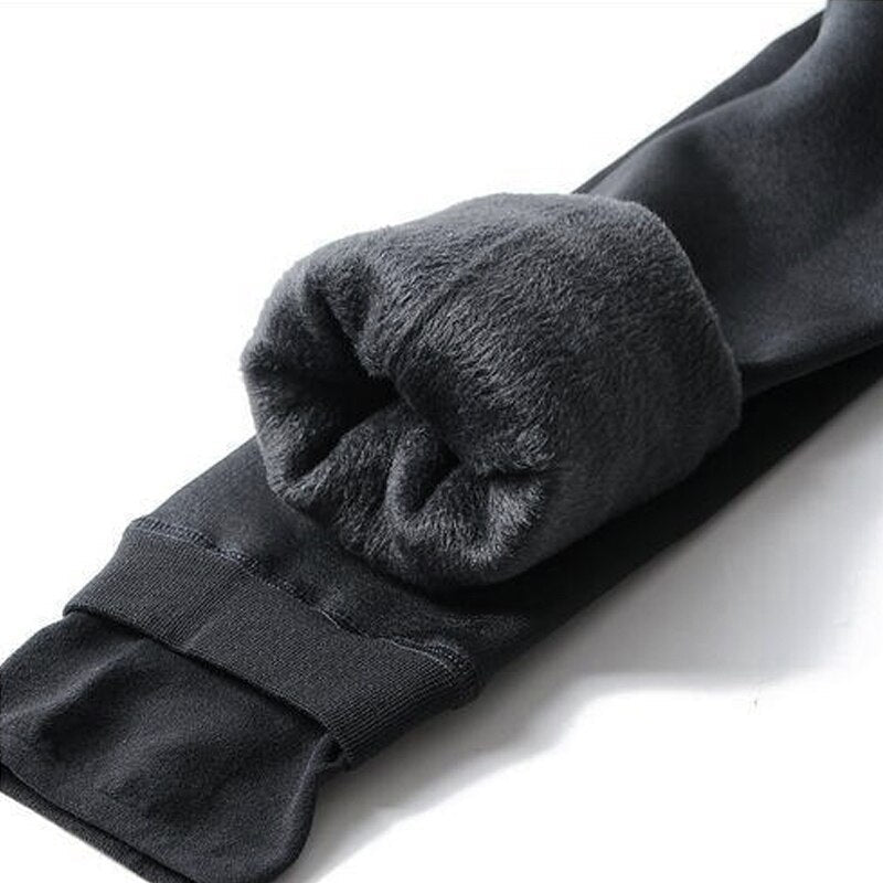 Viser det myke, termiske fôret i varme dame leggings, designet for maksimal kuldebeskyttelse.