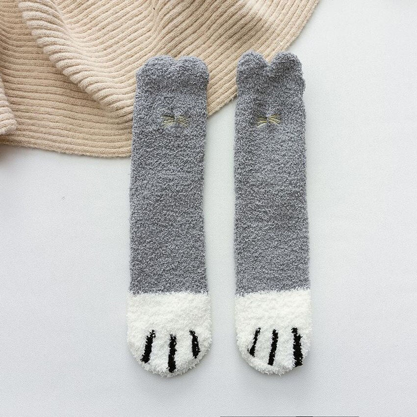 Hvite, fluffy kattesokker for kvinner. Supermyke og varme potesokker, perfekte for avslapning og kos.